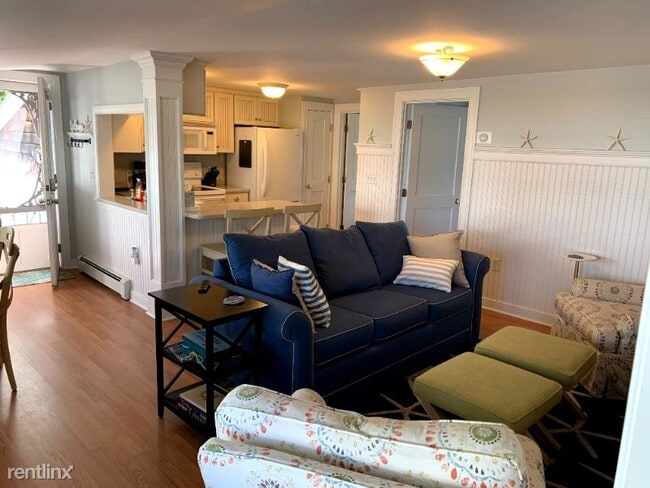 Building Photo - 2 br, 1 bath Apartment - 8 Pine Tree Avenue