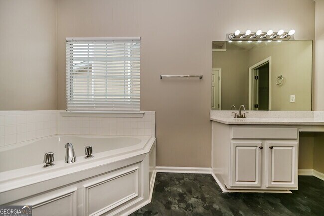 Building Photo - 20 Hazelhurst Dr
