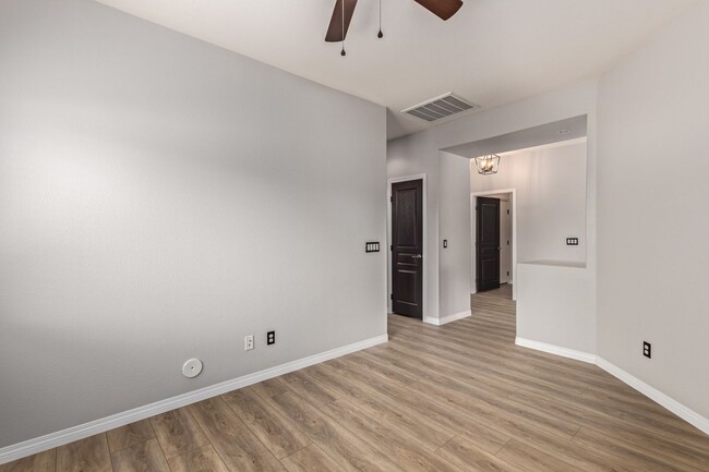 Building Photo - Lovely home in cul-de-sac lot with fenced pool!