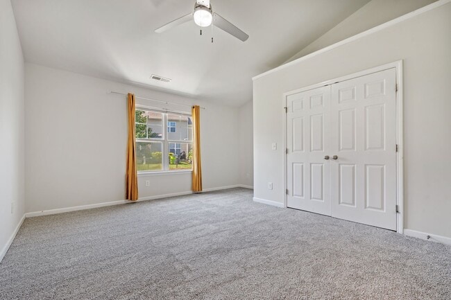 Building Photo - 2be / 2.5ba Townhome Near Hope Valley Farms!