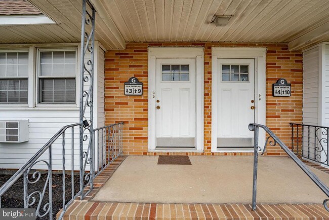 Building Photo - 703 N Oxford Ave