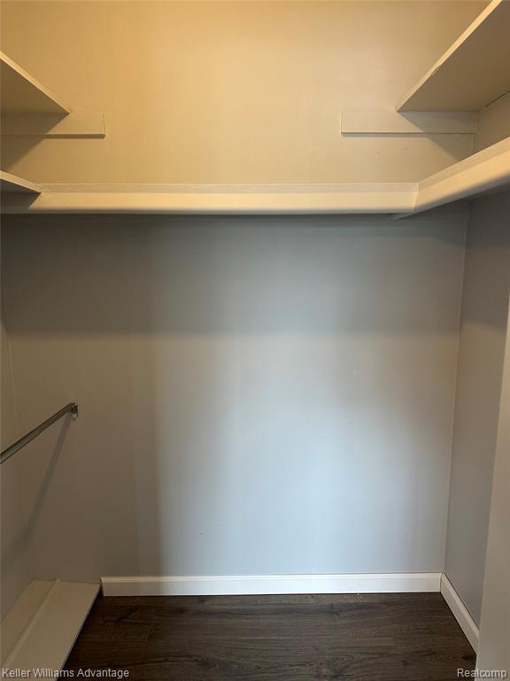 Building Photo - 653 E Fox Hills Dr