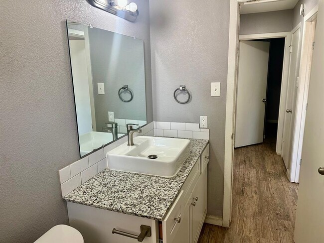 Building Photo - 836 N Meadows Dr