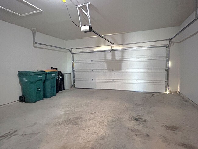 Building Photo - Beautifully Refreshed 3-Bedroom Home in De...