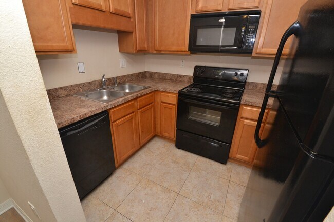 Building Photo - Lovely Winter Springs Condo ~ Vinyl Plank Flooring and Large Screened Patio!