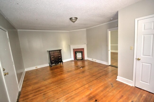 Building Photo - 130 Tryon St