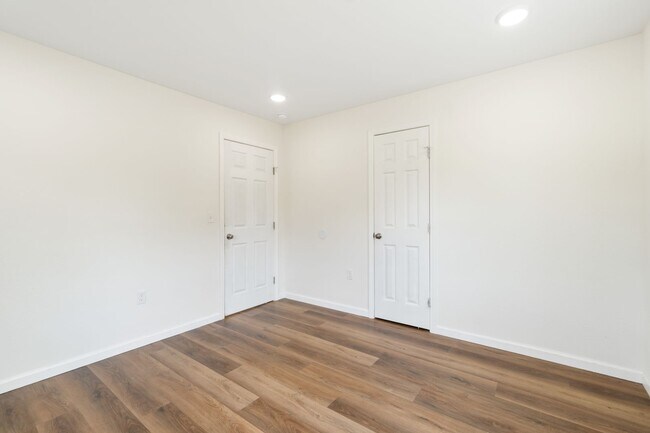 Building Photo - 865 N Ulmer St