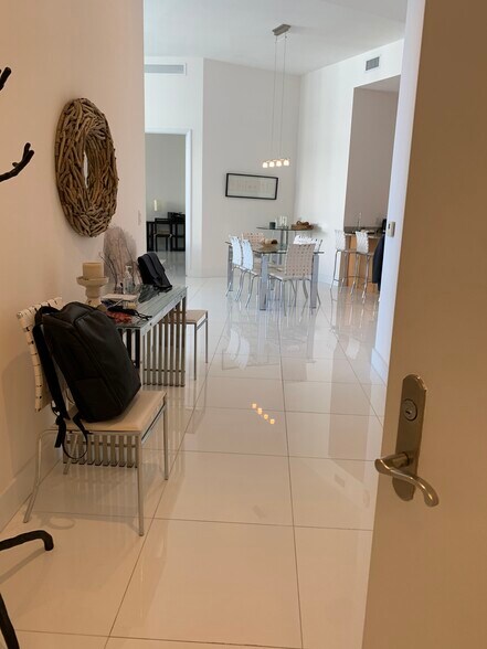 Building Photo - 15811 Collins Ave