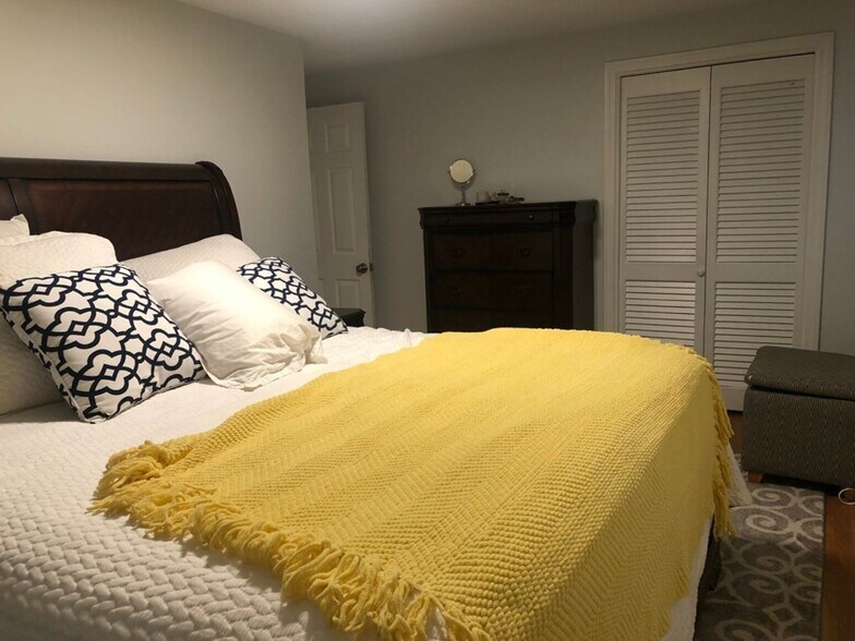 Building Photo - 117 Cowing St