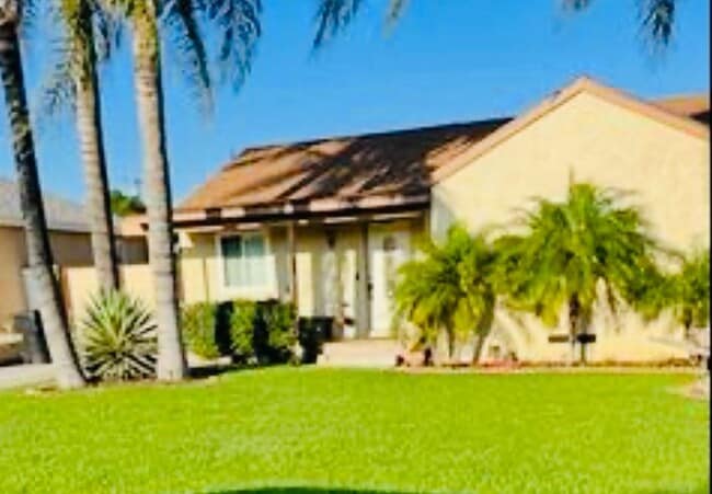 Building Photo - 8895 Bennett Ave