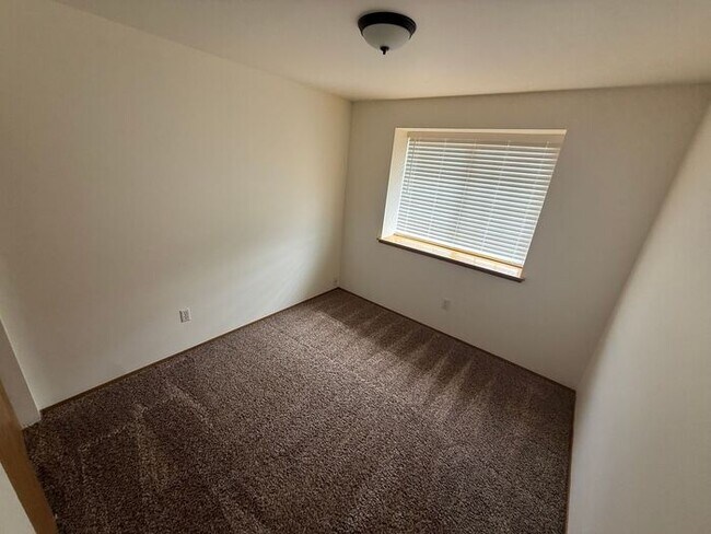 Building Photo - Puyallup 2 PLUS bedroom, 2 bath Large dupl...