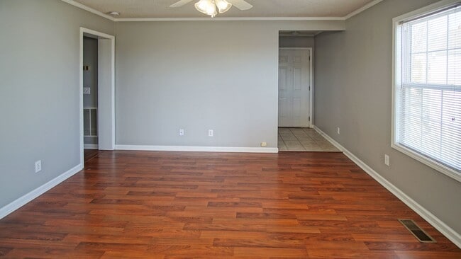 Building Photo - 3 Bed 2 Bath home with pool and lawncare included for $1850!!!