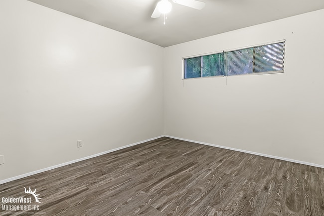 Building Photo - Charming 2Bdm 1Ba Apartment in Phoenix - MI Special