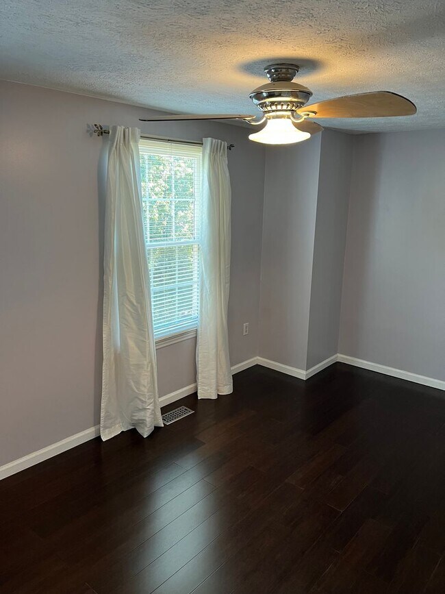 Building Photo - Beautiful 2 Bedrooms 2.5 Bathroom luxury 3 level Townhouse location in the Rockburn Commons Commu...