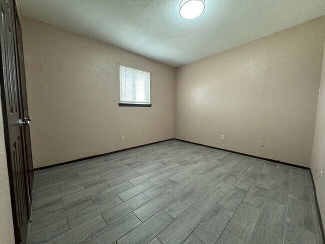 Building Photo - 226 Cherry St
