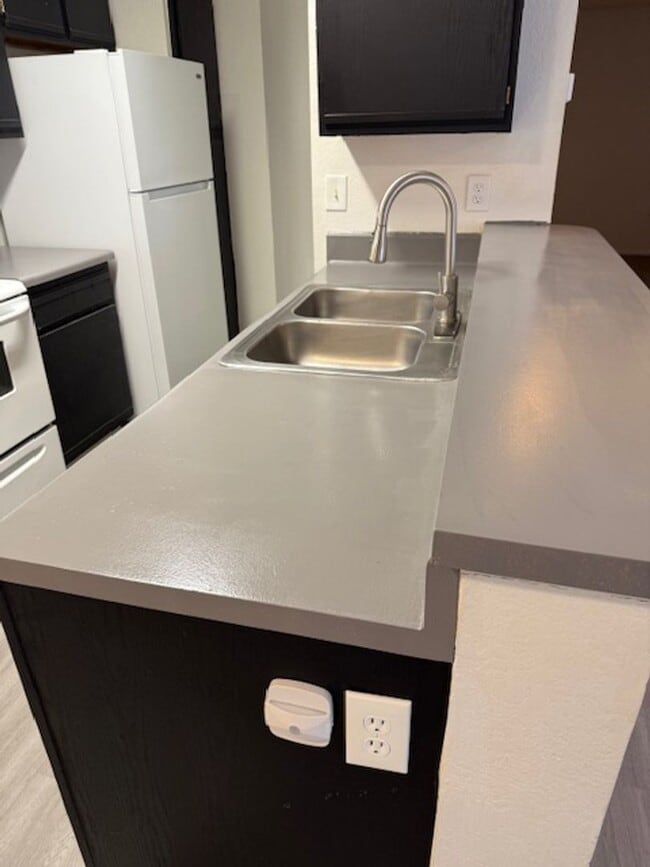 Building Photo - Large Two bedroom Condo