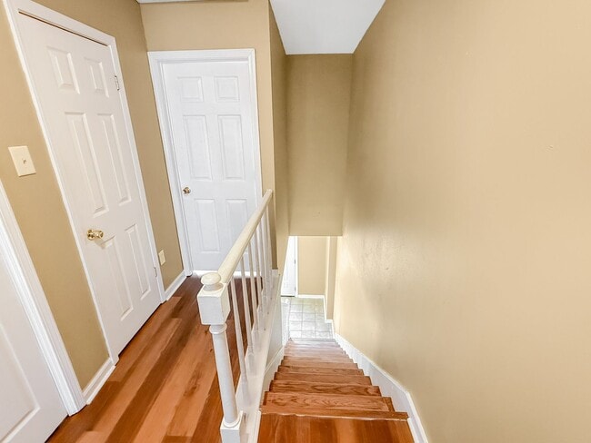 Building Photo - 2 Bedroom 1.5 Bath