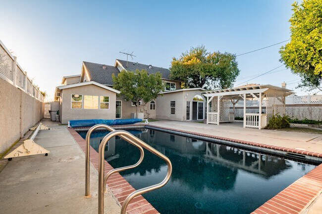 Building Photo - 5 Bedroom 3 Bathroom Single House in Los Alamitos CA 90720!!