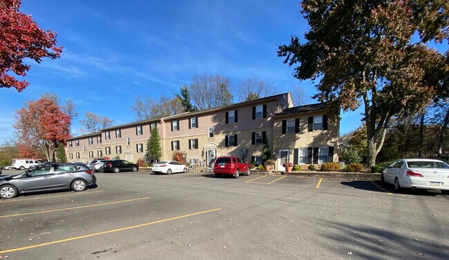 Building Photo - North Hills 2 BR Apartment! Perfect Location - Close to Parks, Schools & Entertainment!
