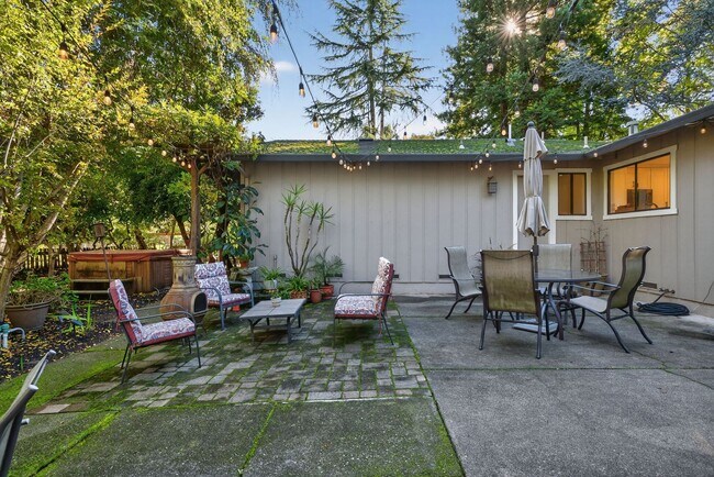 Building Photo - Charming 3-Bed / 2-Bath Retreat on Over an Acre in Sebastopol