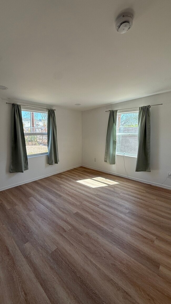Building Photo - 3020 E Virginia Ave