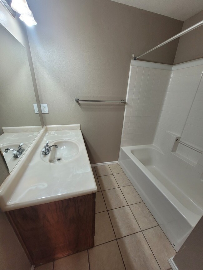 Building Photo - 3 bed 2 bath home with carport, move in re...