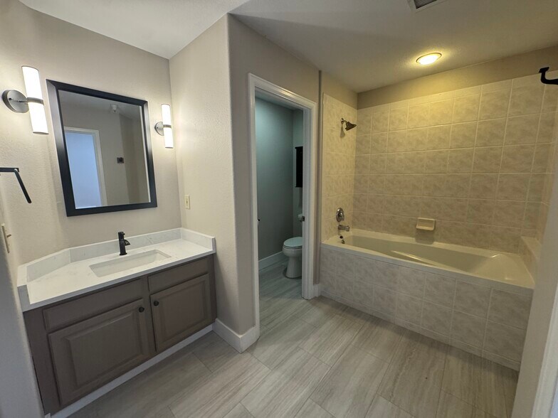 Master Bath - 180 Cook St