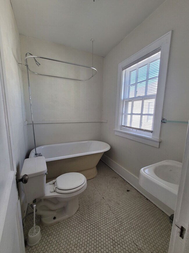 Building Photo - Spacious Blackstone Three Bedroom!