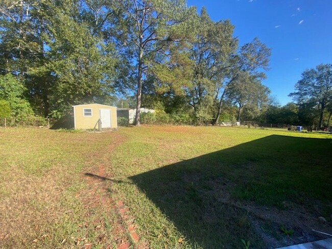 Building Photo - 3 Bedroom 1.5 Bathroom Home - HAPP Accepted