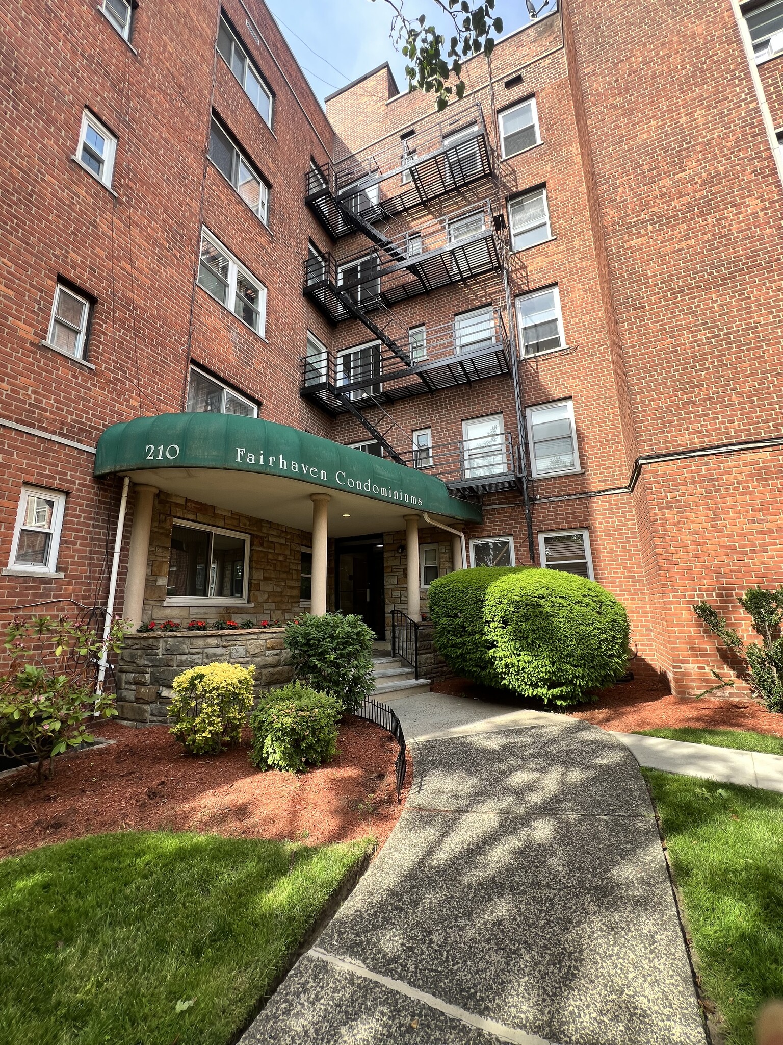 Building Photo - 210 Woodcliff Ave