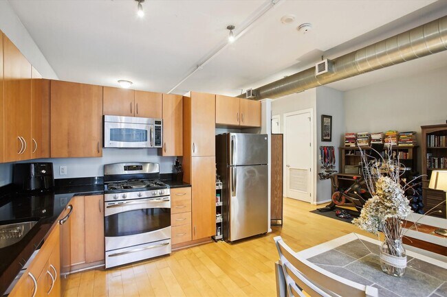 Building Photo - Incredible 1BR/1BA Condo Blocks from the Metro Vibrant Mount Vernon Triangle!