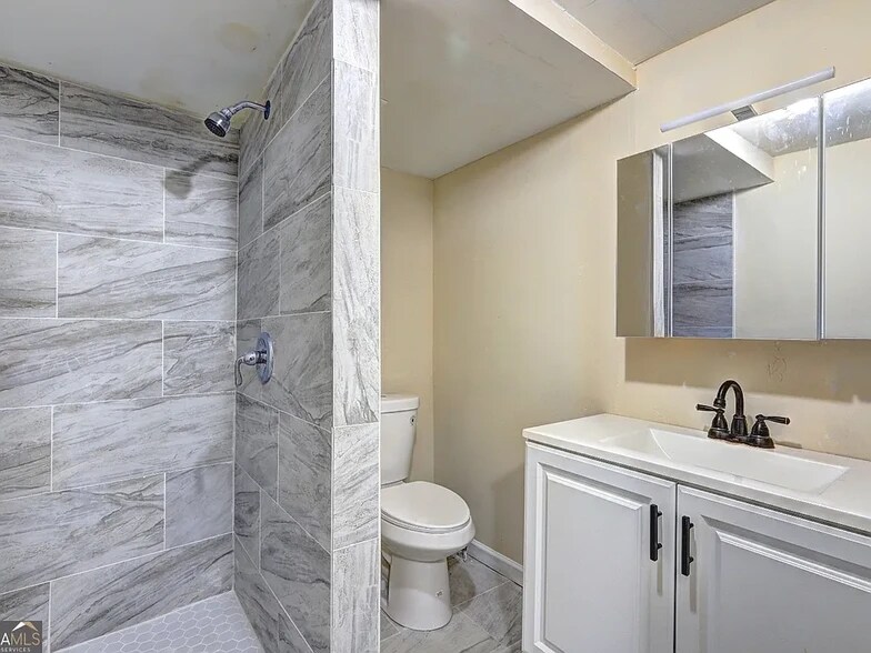 Building Photo - 5164 Phillips Dr