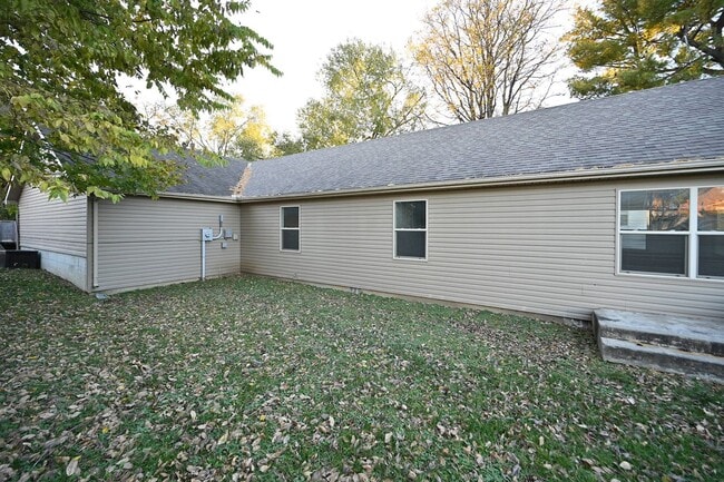 Building Photo - Cute 3-bedroom, 2 bath home with 1 car gar...
