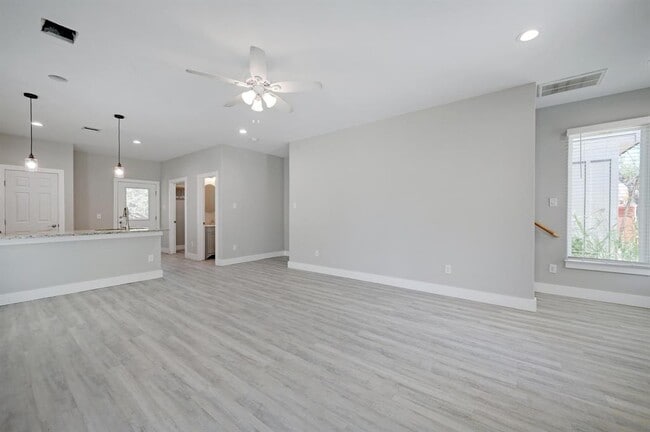 Building Photo - 346 Shady Bluff Dr