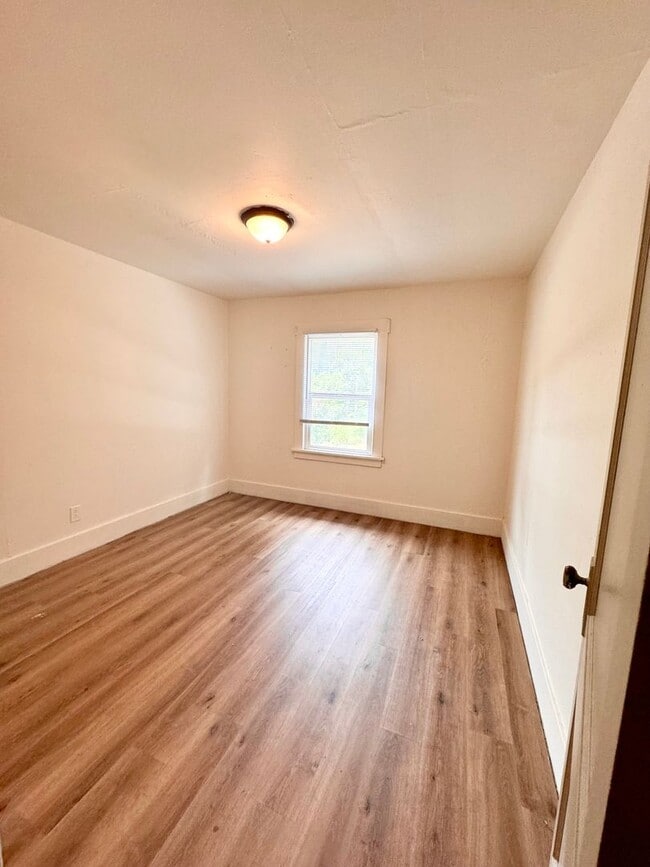 Building Photo - 1/2 off 1st Month's rent!  Newly Updated 2 Bedroom Apartment in Country Setting!