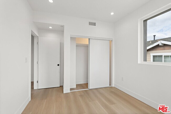 Building Photo - 10742 Hortense St