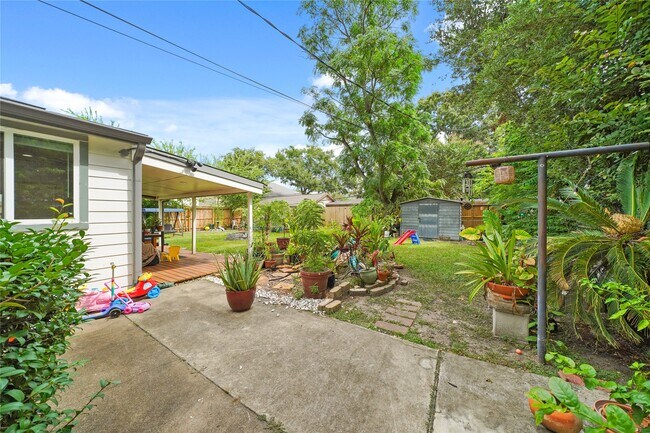 Building Photo - 4019 Blue Bonnet Blvd