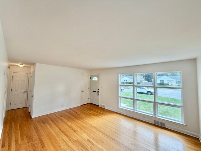 Building Photo - 5816 W Greenleaf Ave