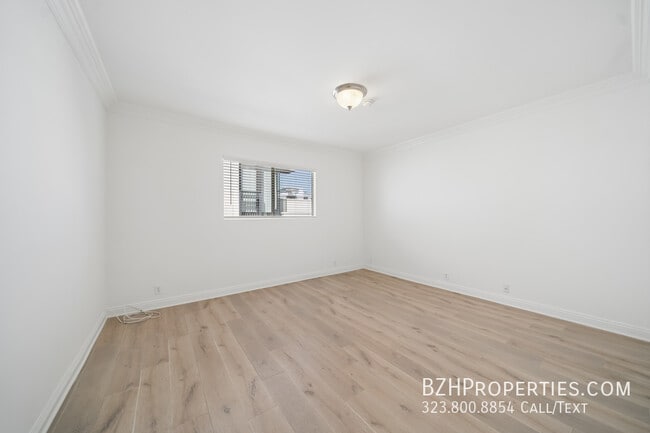 Building Photo - 333 S Elm Dr