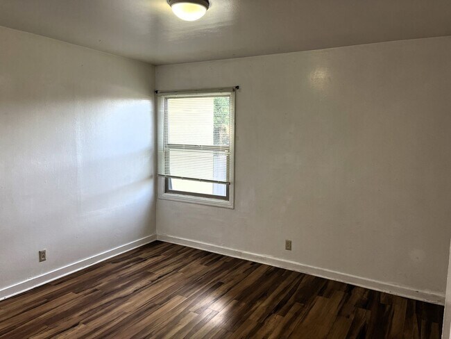 Building Photo - 905 W Harris St