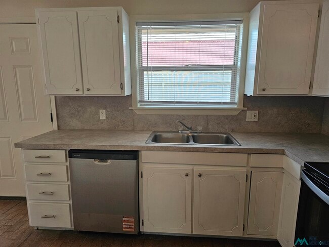 Building Photo - 723 N Avenue M