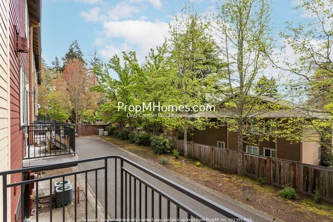 Building Photo - Spacious Three Bedroom Townhome in the Heart of Beaverton!