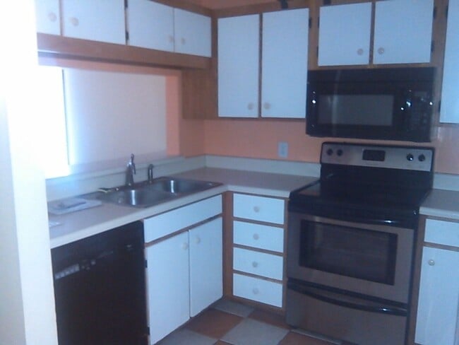 Building Photo - Chapel Hill -Mill Creek 4BR/2BA Garden-sty...