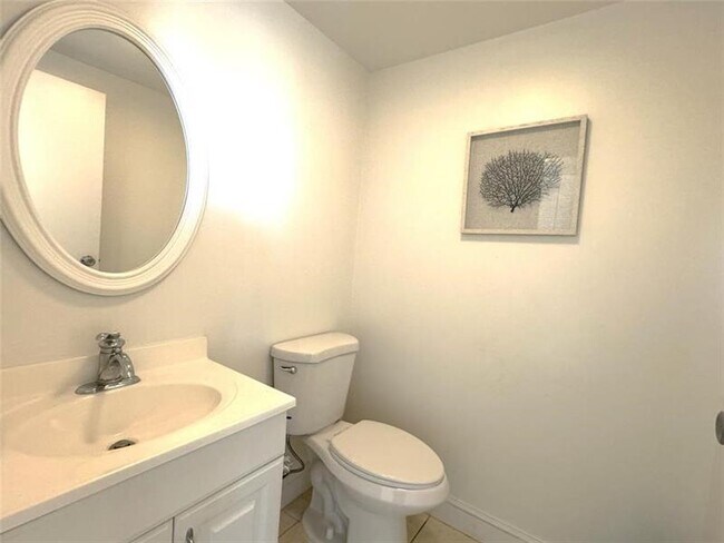 Building Photo - 526 Saxony Dr