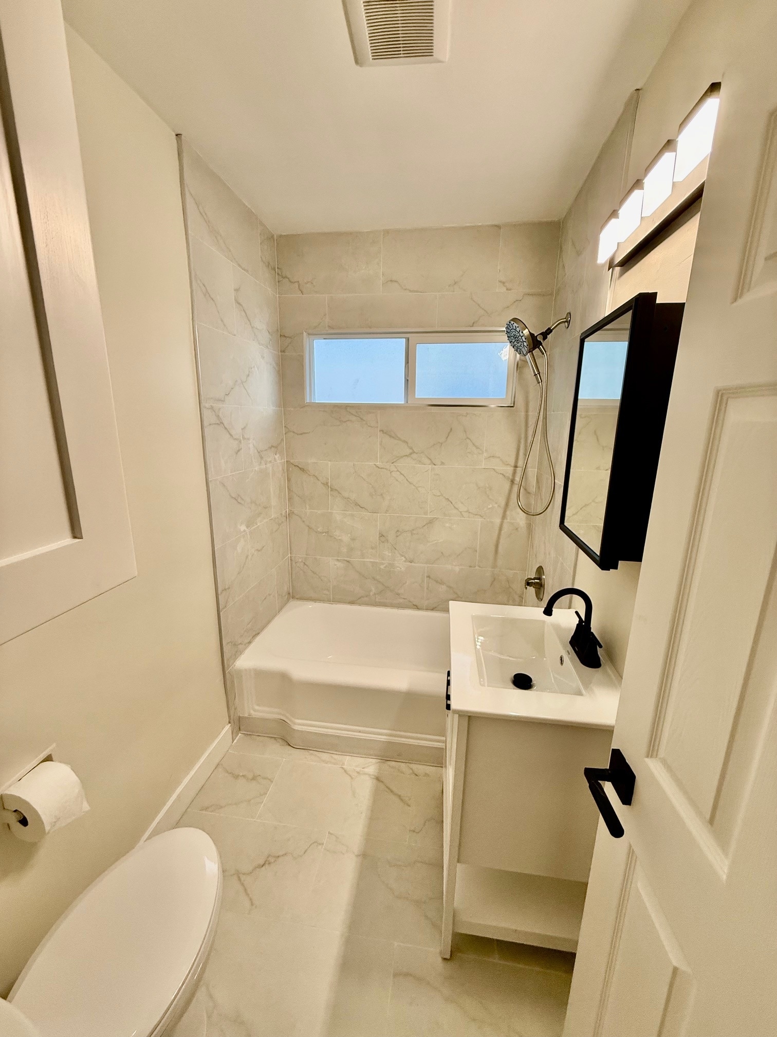 Building Photo - 14122 Delano St