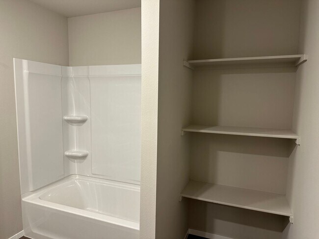 Building Photo - Brand-new 3 bedroom, 2 bath home located in historic Claremore