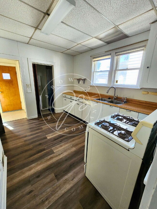 Building Photo - 4 bed 2 bath with 1st floor bedroom and ba...