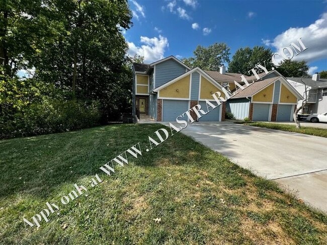 Building Photo - Spacious Duplex in Lee's Summit-Available ...