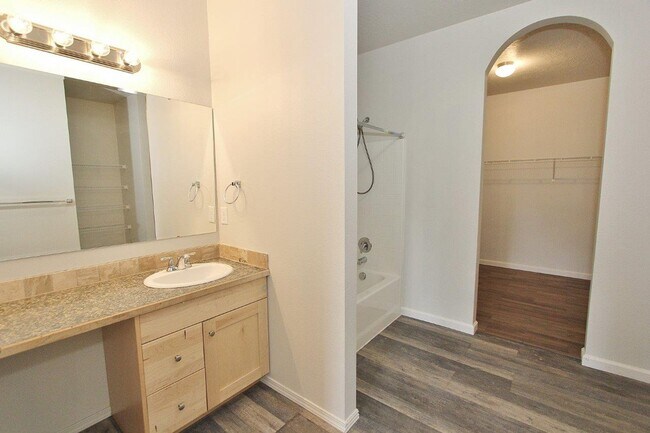 Building Photo - Spacious Home In A Beautiful Neighborhood!