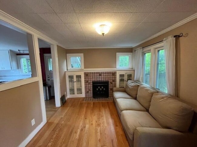 Building Photo - 4 bedroom in Seattle WA 98103